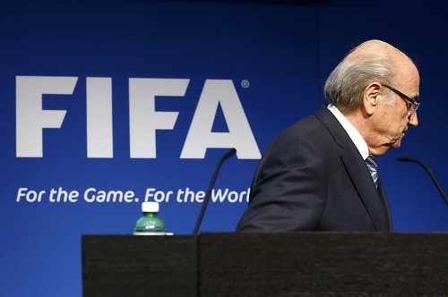 Sepp Blatter từ chức Chủ tịch FIFA Uy tín của Blatter xuống thấp vì bê bối tham nhũng. Ảnh:Reuters.