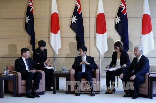 Nhật Bản, Australia tăng cường hợp tác quốc phòng Thủ tướng Nhật Bản Shinzo Abe (giữa) đã có cuộc gặp với Bộ trưởng Quốc phòng Australia Kevin Andrews. Ảnh: AFP/TTXVN