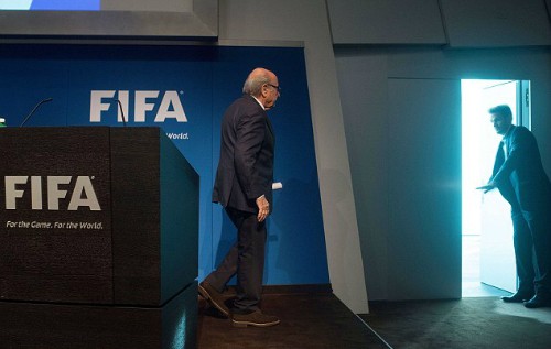 Thế giới bóng đá vui mừng trước tin Blatter từ chức Blatter ra về sau tuyên bố từ chức, phát đi từ trụ sở FIFA ở Zurich. Ảnh:AFP.