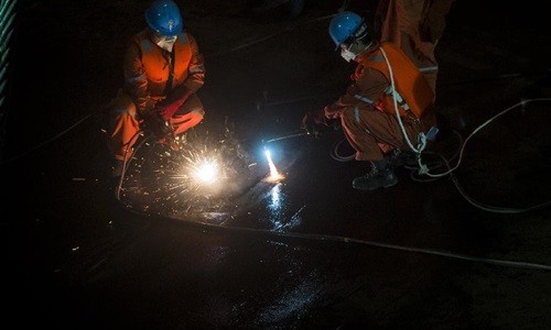 Trung Quốc cắt thân tàu chìm tìm người sống sót Trung Quốc cắt thân tàu chìm tìm người sống sót
