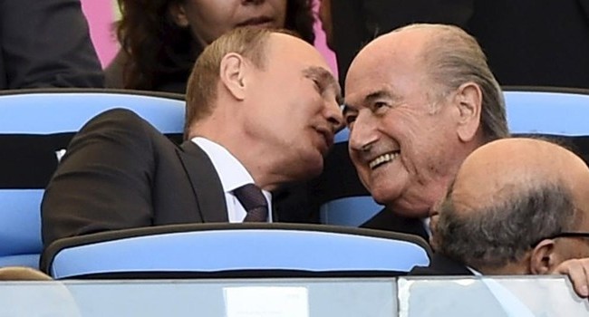 “Có lý do vững chắc để hủy việc tổ chức World Cup ở Nga và Qatar” Tổng thống Nga Vladimir Putin (T) nói chuyện với Chủ tịch FIFA Sepp Blatter trong trận chung kết Đức - Achentina World Cup 2014, sân vận động Maracana, Rio de Janeiro, 13/06/2014. REUTERS