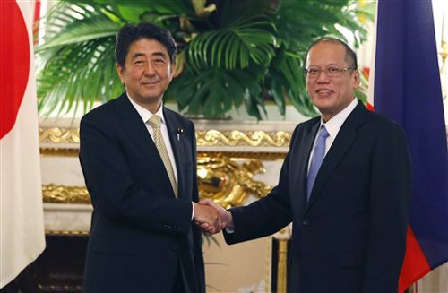 Philippines, Nhật Bản sẵn sàng đàm phán phối hợp lực lượng Thủ tướng Nhật Bản (trái) và Tổng thống Philippines Benigno Aquino trước cuộc hội đàm ngày 4/6 ở Tokyo. Ảnh: AP