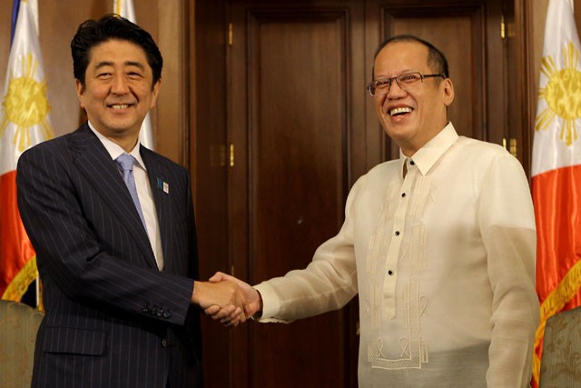 Philippines cho phép Nhật dùng căn cứ quân sự đối phó TQ Tổng thống Philippines Aquino và Thủ tướng Nhật Bản Abe