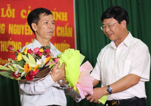 Tòa án bồi thường 7,2 tỷ cho ông Nguyễn Thanh Chấn Phó Chánh toà phúc thẩm TAND Tối cao Ngô Hồng Phúc tặng hoa ông Nguyễn Thanh Chấn sau khi đọc bản xin lỗi.