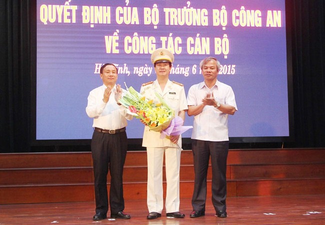 Bổ nhiệm Giám đốc Công an tỉnh Hà Tĩnh Tân Giám đốc Công an tỉnh Hà Tĩnh Đại tá Lê Văn Sao nhận hoa chúc mừng từ lãnh đạo tỉnh.