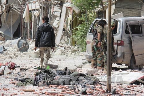 Phe nổi dậy chiếm căn cứ quân sự quan trọng ở Syria Thi thể binh sĩ Chính phủ Syria thiệt mạng trong các cuộc giao tranh với phiến quân cực đoan. Ảnh: AFP/TTXVN