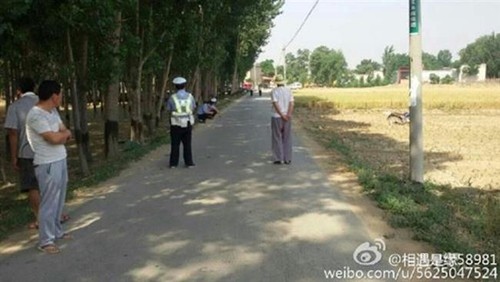 Xả súng ở Trung Quốc, 5 người chết Cảnh sát và người dân tại làng Xishibao, tỉnh Hà Bắc, nơi xảy ra vụ xả súng. Ảnh: Weibo