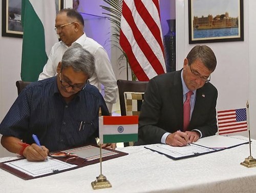 Mỹ và Ấn Độ ký thỏa thuận hợp tác quốc phòng 10 năm Hai bộ trưởng Manohar Parrikar và Ashton Carter ký kết thỏa thuận hợp tác quốc phòng