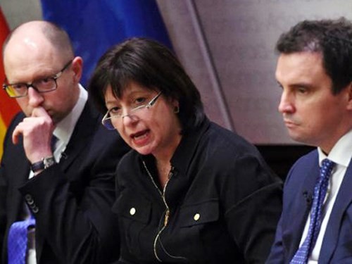 Ukraine “trải thảm đỏ” mời Mỹ Thủ tướng Arseniy Yatsenyuk (bên trái) và nữ Bộ trưởng Tài chính Natalie Jaresko trong một cuộc đàm phán với các chủ nợ của Ukraine