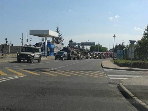 Ukraine xác nhận đoàn xe quân sự nước ngoài đã vượt qua biên giới Đoàn xe quân sự tập trung tại biên giới Hungary, trước khi vào lãnh thổ Ukraine