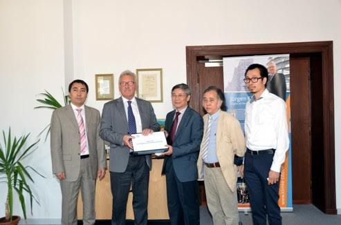 Thư ngỏ về tình hình Biển Đông gửi Quốc hội Đức Đoàn Liên hiệp người Việt toàn LB Đức trao Thư ngỏ của cộng đồng phản đối các hành động của Trung Quốc trên Biển Đông. Ảnh: Nguyên Đức