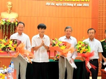 Ông Kiều Cư làm Bí thư Hội An thay ông Nguyễn Sự Ông Nguyễn Sự (thứ 2 từ trái sang) tặng hoa cho ông Kiều Cư (thứ 3 từ trái sang),ông Trần Ánh (thứ 1 từ trái sang) vàông Nguyễn Văn Dũng