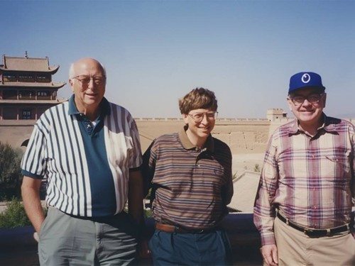 Bill Gates học được gì từ Warren Buffett Bill Gates, cha ông và Warren Buffett trong một chuyến du lịch Trung Quốc. Ảnh: Gates Notes