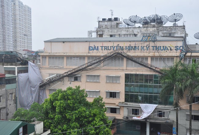 Hà Nội ngổn ngang cây gãy đổ, cột thu sóng VTC bị quật ngã Cột thu sóng của Đài truyền hình kỹ thuật số VTC bị quật ngã - Ảnh: Quang Thế