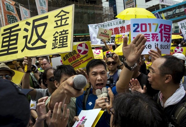 Phát hiện bom, Hong Kong bắt gữ 9 nhà hoạt động chính trị Người Hong Kong biểu tình đòi bầu cử tự do hôm qua - Ảnh: Reuters