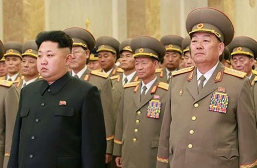 Triều Tiên xác nhận xử tử Bộ trưởng Quốc phòng Lãnh đạo Triều Tiên Kim Jong-un (trái) và Bộ trưởng Quốc phòng Hyon Yong-chol tại một sự kiện hôm 16/2 ở Bình Nhưỡng. Ảnh: CFP