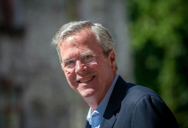 Em trai ông George W. Bush tranh cử tổng thống Mỹ Ông Jeb Bush có cha và anh trai đều từng là tổng thống - Ảnh: WSJ