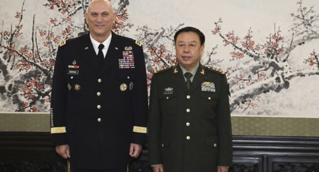 Trung Quốc và Mỹ bắt tay hợp tác trong lĩnh vực quân sự Đại tướng Raymond Odierno, Tham mưu trưởng Lục quân Mỹ và Thượng tướng Lục quân Phạm Trường Long, Phó Chủ tịch Quân Ủy Trung ương Trung Quốc, tham dự lễ ký kết hợp tác quân sự. Ảnh AP