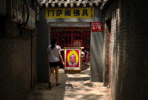 Vì sao quan to Trung Quốc thường kết giao với thầy tâm linh Một biển quảng cáo của một thầy bói trong một con hẻm gần chùa Ung Hòa ở Bắc Kinh. Ảnh: AP