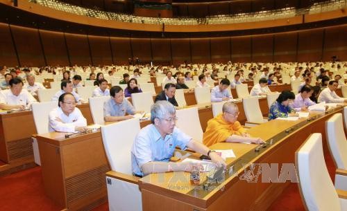 Thông qua Luật nghĩa vụ quân sự (sửa đổi) Ðại biểu Quốc hội ấn nút thông qua Luật. Ảnh: Doãn Tấn - TTXVN