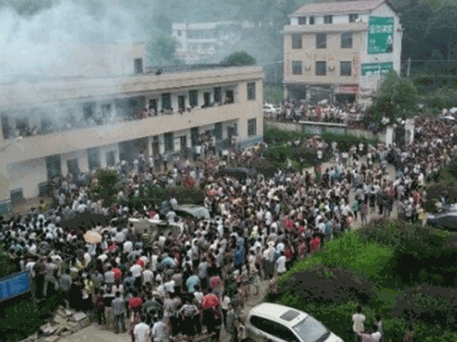 13 người bị bắt vì tấn công đồn cảnh sát ở Trung Quốc Hàng trăm cư dân bao vây đồn cảnh sát địa phương