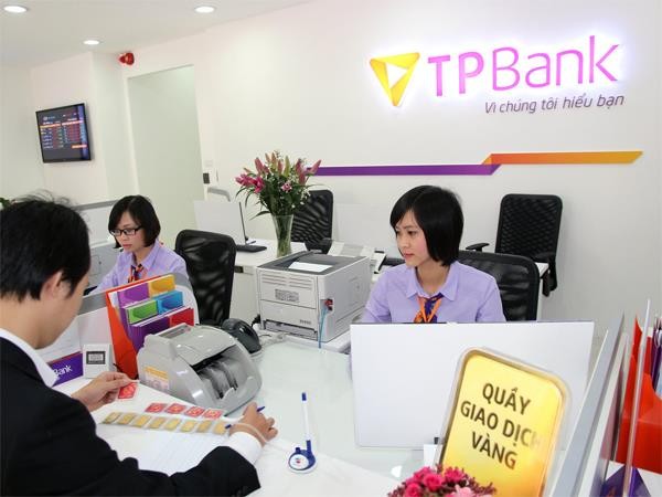 Ngân hàng áp lãi cao cắt cổ với thẻ tín dụng Ngân hàng áp lãi cao cắt cổ với thẻ tín dụng