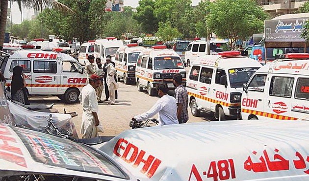 Nắng nóng thiêu đốt, 570 người Pakistan chết Xe cấp cứu liên tục chở thi thể người chết do nắng nóng tới nhà xác Edhi ở Karachi kể từ ngày 21-6 - Ảnh: dawn.com