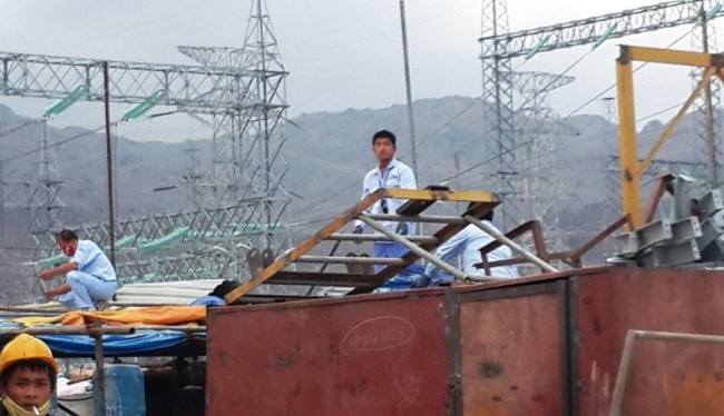 Hàng loạt chuyên gia Trung Quốc vào làm dự án Vĩnh Tân 1 Lao động Trung Quốc làm việc tại Trung tâm điện lực Vĩnh Tân - Ảnh: NG.NAM