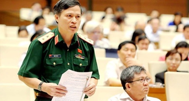 “Dân kiện quan”: Thủ tục tố tụng cần ủng hộ người yếu thế Đại biểu Trần Văn Độ đề nghị quy định thẩm quyền chéo, tức là án của huyện này thì có thể khởi kiện ở huyện khác.
