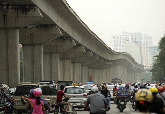 Ban Quản lý dự án đường sắt lý giải vì sao đường sắt đô thị uốn lượn Hiện tượng uốn lượn mấp mô của tuyến đường sắt đô thị Cát Linh - Hà Đông khiến người dân băn khoăn. (Ảnh: Hữu Nghị)