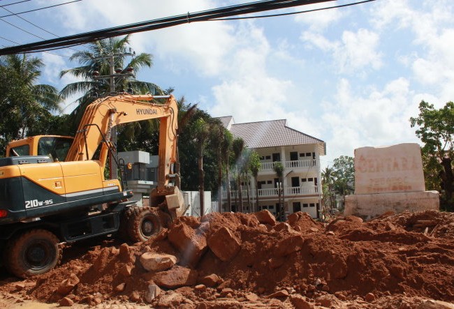 Sốt đất đảo ngọc Phú Quốc: Đại gia vác balô tiền đi mua đất Công trường xây dựng mọc lên khắp nơi trên đảo Phú Quốc - Ảnh: Đình Dân