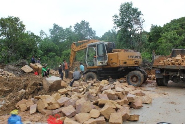 Giá đất Phú Quốc tăng bất thường: Khi dân Phú Quốc chiếm rừng bán “đất chỉ” Công nhân khẩn trương xây dựng con đường xuyên qua rừng phòng hộ vào các dự án du lịch ở Bãi Sao (thị trấn An Thới)