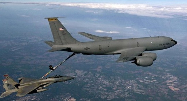 Chiêm ngưỡng dàn chiến đấu cơ “khủng” của NASA Các phi công thực hiện màn tiếp liệu trên không (Hình: USAF)