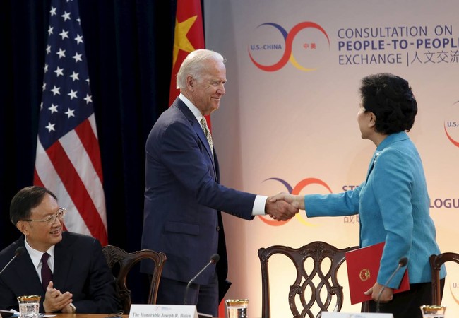 Mỹ-Trung: Gió đảo chiều chỉ sau ‘một đêm’? Phó tổng thống Mỹ Joe Biden bắt tay Phó thủ tướng Trung Quốc Lưu Diên Đông tại hội đàm. Ảnh: Reuters