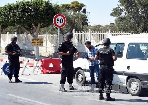 Tunisia bắt nhóm nghi phạm trong vụ khủng bố khách sạn Lực lượng an ninh Tunisia làm nhiệm vụ tại khu vực xáy ra vụ tấn công. Ảnh: AFP/TTXVN