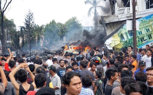 Phi cơ quân sự Indonesia lao xuống khu dân cư, 116 người có thể đã thiệt mạng Người dân tập trung gần hiện trường máy bay rơi ở thành phố Medan, đảo Sumatra. Ảnh: AFP.