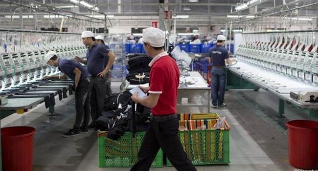 Financial Times: Đầu tư tại Việt Nam ngày càng hấp dẫn Một nhà máy sản xuất quần áo tại tỉnh Bình Dương