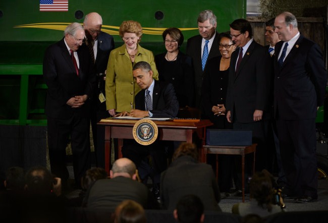 Tổng thống Mỹ ký ban hành luật TPA, mở đường cho TPP Ông Obama và các nghị sĩ Mỹ - Ảnh: redalertpolitics.com