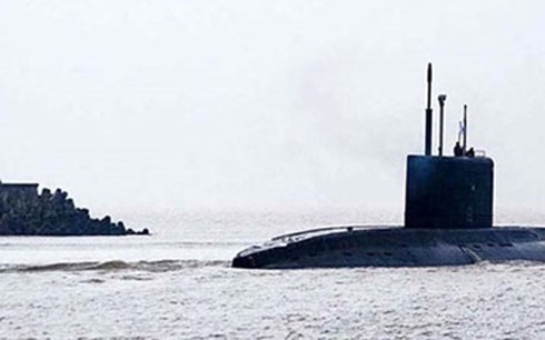 Tàu ngầm Đà Nẵng đã ở trong vịnh Cam Ranh Tàu ngầm kilo 185-Đà Nẵng thực hiện thử nghiệm trên biển ngày 17/12/2014. Ảnh: Ruspodplav