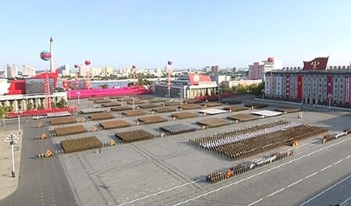 Triều Tiên khoe tên lửa, máy bay không người lái trong lễ duyệt binh Lễ duyệt binh nhìn từ trên cao. Ảnh: BBC
