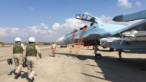 Nga dồn dập ném bom, quân IS tháo chạy khỏi trận địa Phi công Nga chuẩn bị cất cánh ném bom IS. Ria.Novosti