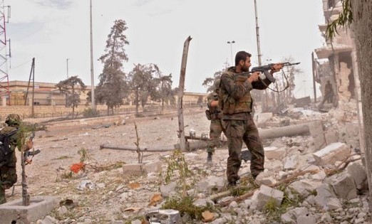 Binh sĩ Syria bắn tung kho đạn và trạm kiểm soát IS Binh sĩ Syria bắn tung kho đạn và trạm kiểm soát IS
