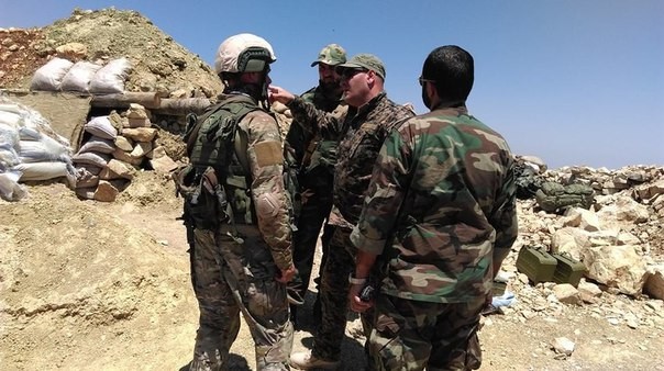 Chiến sự Syria cuối tuần: Giằng co, đấu hỏa lực trên mọi chiến trường Tổng tham mưu trưởng quân đội Syria ở Latakia