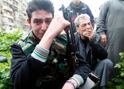 Nóng: Hàng trăm chiến binh khủng bố đầu hàng quân đội Syria Nóng: Hàng trăm chiến binh khủng bố đầu hàng quân đội Syria