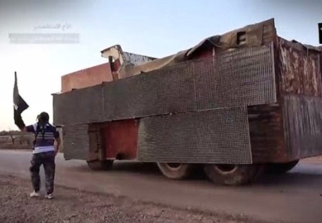 Video: Quân đội Syria phá hủy một xe bom tự sát IS Một chiếc bom xe VBIED của IS, có thể chứa đến hàng trăm kg thuốc nổ và nhiều nhiên liệu