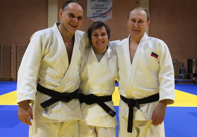 Putin cũng bị nữ võ sĩ judo quật ngã Nữ vận động viên người Briansk Kuzyutina cúng huấn luyên viên và tổng thống Nga