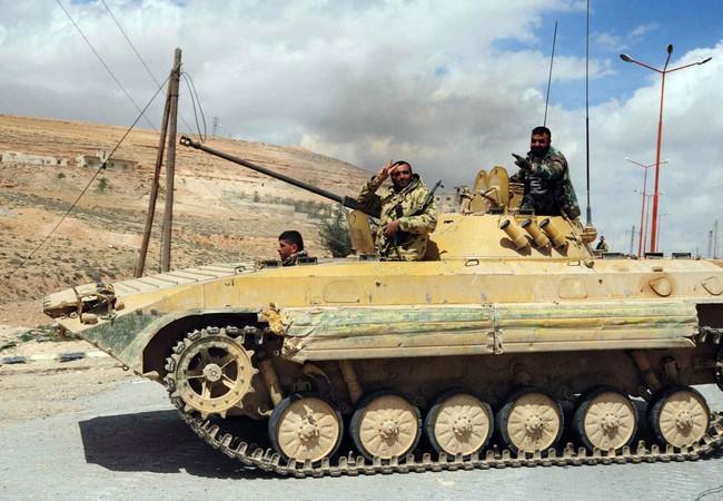 Video: Đạn cối thổi bay tay súng Al-Nusra Video: Đạn cối thổi bay tay súng Al-Nusra