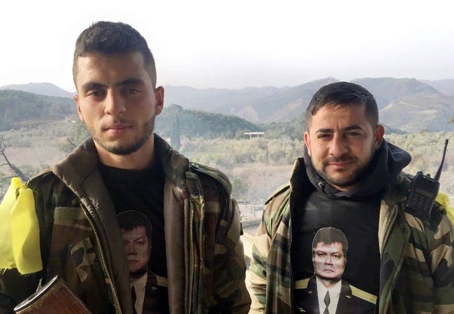 Quân đội Syria đánh chiếm liên tiếp 8 làng ở Latakia Binh sĩ quân đội Syria mặc áo phông in ảnh Oleg Peshkov, phi công Su-24 khi chiến đấu trên dãy Jabal Al-Turkmen ở Syria. Họ thề sẽ trả thù