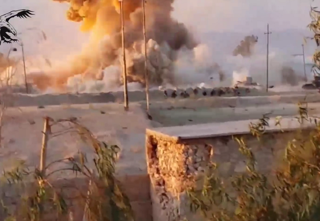 Video: Lực lượng vũ trang ở Syria tiêu diệt xe bom cảm tử của IS Video: Lực lượng vũ trang ở Syria tiêu diệt xe bom cảm tử của IS