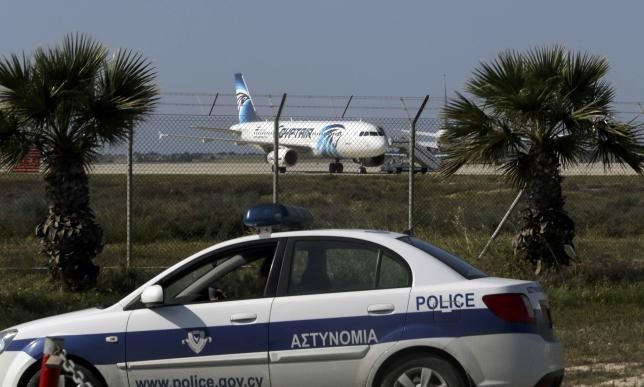 Vụ không tặc máy bay Egypt Air: Đã bắt được hung phạm Cảnh sát đã phong tỏa toàn bộ khu vực chiếc máy bay hạ cánh.